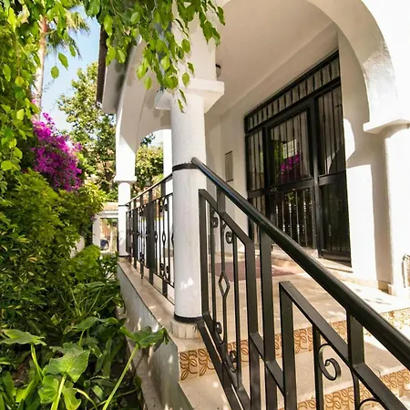 Charming In Puerto Banus, Marbella, With Pool *